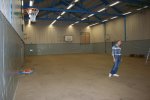 Aufbauarbeiten in der Turnhalle