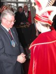 Ministerpräsident Roland Koch im Gespräch mit Prinz Steffen I.