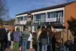 Besucher warten am Rathaus