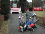 "Verteidgunglinie" vor dem Rathaus - Aktive der Freiwilligen Feuerwehr