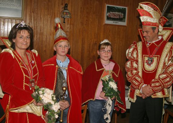 Prinz Lars I. und prinzessin Anja I. mit dem neuen Kinderprinzenpaar Nico I. und Aileen I.