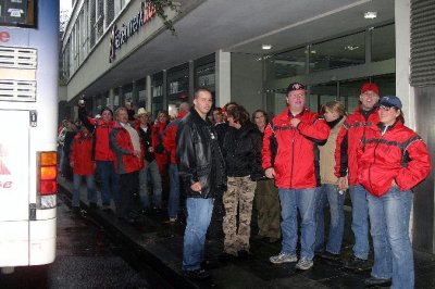 Köln: Staunen über die Menschenmassen auf dem Domplatz. Jörn Langenegger, Thomas Sandrisser, Sven Langenegger und Stella Meise