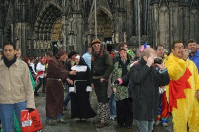 Die Niester Narren mittendrin auf der Dom Platte.