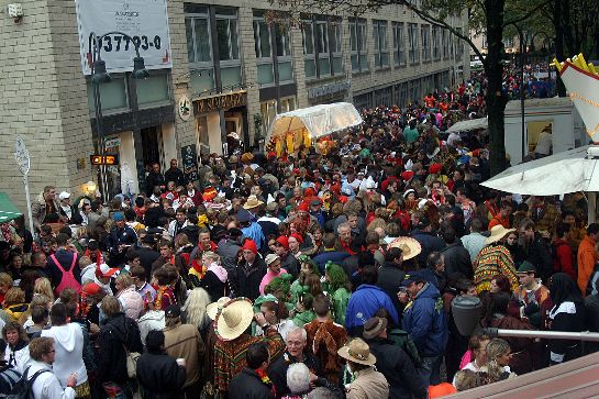 Kaum ein Durchkommen vom Alter Markt zum Heumarkt - 60.000 Karnevalisten