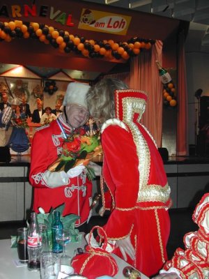Der Hofmarschall überreicht Prinzessin Michaela I. einen Blumenstrauß