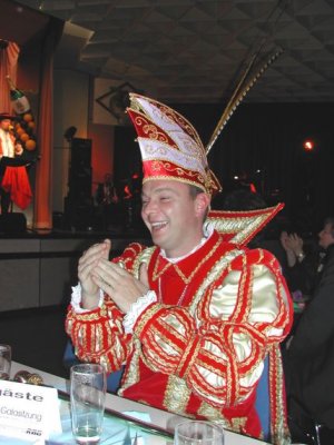 Prinz Oliver I. amüsiert sich köstlich beim Lohfeldener Karneval 2003/2004