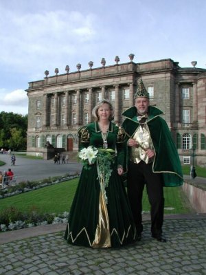 Das Prinzenpaar vor dem Schloß Wilhelmshöhe in Kassel