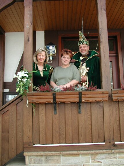 Prinzessin Ute I. und Prinz Hans-Jürgen I. mit Karnevalswirtin Anni Kesten vom Gasthaus "Zum Adler" in Nieste, der Nie