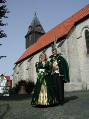 Das Prinzenpaar vor der St. Anna Kirche zu Nieste Motiv des Karnevalsorden 2002