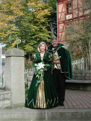 Das Prinzenpaar am Niester Dorfbrunnen in der Bergstraße