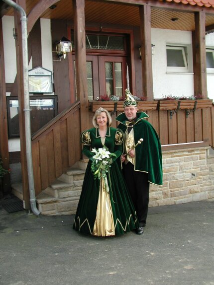 Das Prinzenpaar vor dem Vereinslokal "Zum Adler" - Hier findet der Niester Karneval statt.