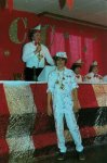 Kinderkarneval 1982: Sitzungspräsident Klaus Missing mit Lars Gunkel als "Maler" in der Bütt.