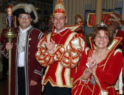 Zeremonienmeister Björn Henkel und Prinz Lars I. und Prinzessin Anja I.